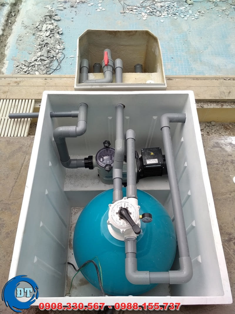 Máy bơm hồ bơi: Thông qua việc kết nối máy bơm với bình lọc nước