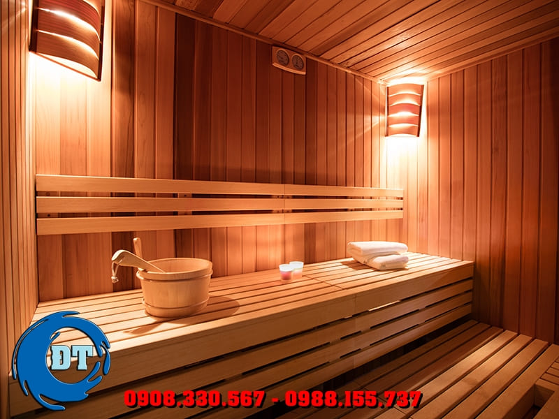Một phòng xông hơi khô truyền thống được làm bằng chất liệu gỗ do nhiệt độ cao và độ ẩm thấp