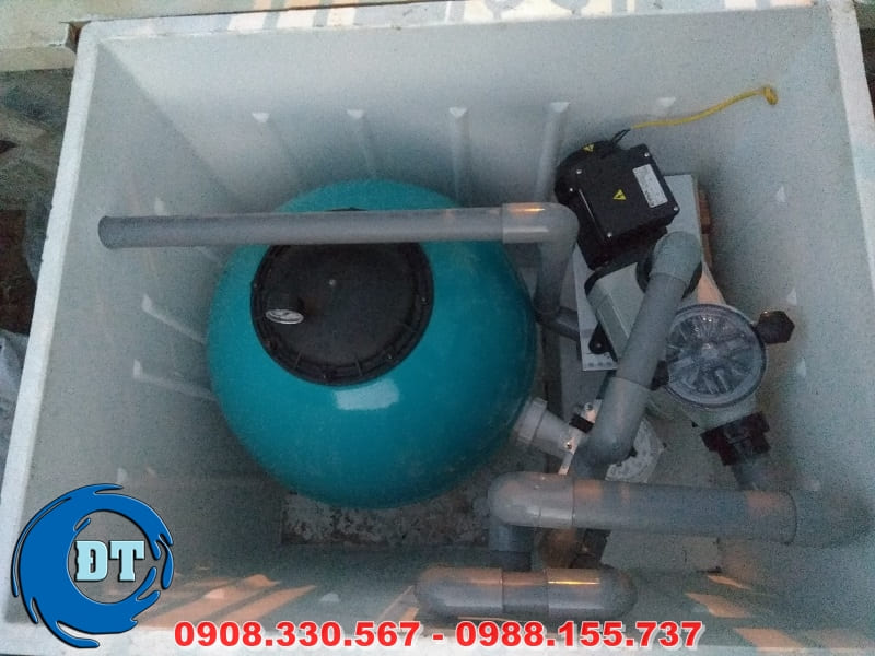 Bộ dụng cụ vệ sinh trong hệ thống lọc nước hồ bơi không đường ống gồm bộ xe đẩy inox trên đó có gắn bơm và bình lọc loại nhỏ